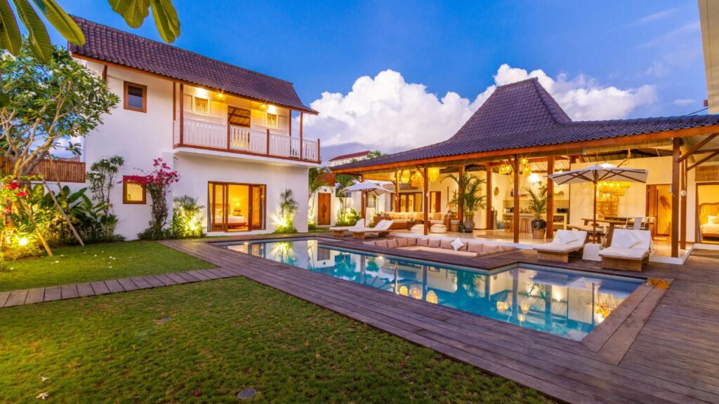 Nearby Attractions and Local Flavors